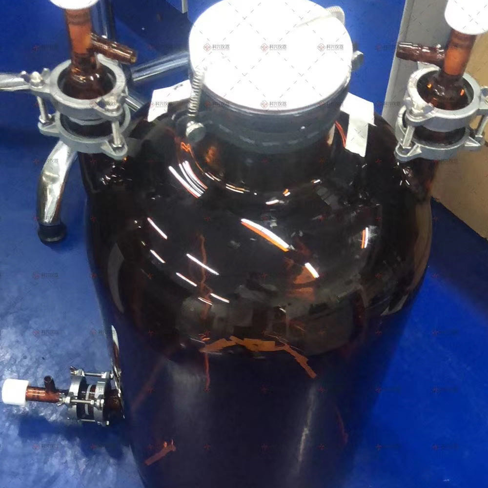 棕色雙層玻璃反應(yīng)釜的作用是什么?
1-200H4110335T2.jpg
棕色雙層玻璃反應(yīng)釜顧名思義就是釜體呈棕色的高硼硅玻璃,其耐腐蝕性強(qiáng)。
在設(shè)計(jì)上以及在造型的方面可以結(jié)合不同的特點(diǎn)。對(duì)于玻璃的厚度以及玻璃瓶的尺寸等等都有一定的要求。所以它的腐蝕性良好。能夠獲得的防火性能也是很強(qiáng)的。所以在挑選玻璃瓶的時(shí)候,可以根據(jù)它的使用的厚度,以及他的耐磨性等方面來結(jié)合。因此在設(shè)計(jì)上還會(huì)更加合理。我們可以根據(jù)它的整體功能和特點(diǎn),來選擇不同的類型,還可以根據(jù)自己的需求來挑選不同的尺寸。
為什么試驗(yàn)要用棕色玻璃而不是黑色玻璃呢?
黑色表示入射光完全被吸收而沒有反射光,因此黑色玻璃瓶就不透明了,使用棕色玻璃瓶的目的之一就是使用者在使用之前就可以觀察到瓶?jī)?nèi)所盛物質(zhì)的狀態(tài)和多少,因此可以有準(zhǔn)備的進(jìn)行取用,避免可能出現(xiàn)的危險(xiǎn)。一些見光敏感的物質(zhì)對(duì)能量較高的光(波長(zhǎng)較短),如藍(lán)色~紫色波段的光很敏感,而對(duì)能量低的紅色光并不敏感,也就是說,只要濾去可見光中的高能量波段的光就可以避免藥品見光分解了,并不是要濾去所有的可見光。 很多物質(zhì)是見光易分解的物質(zhì),比如濃硝酸,碘化銀,溴化銀,氯化銀,等等。所以這類物質(zhì)需用棕色玻璃瓶貯存,防止他們分解,而且還要放在陰涼背光出。 無色玻璃瓶的可以裝的物質(zhì)就很多了,只要見光不分解,不與二氧化硅(玻璃的主要成分)反應(yīng)就可以用無色的裝。(注意,氫氟酸用塑料瓶裝) 有些化學(xué)試劑屬于畏光物質(zhì),也就是見光分解,或者受熱易分解的藥品,并將瓶子置于陰涼處,一般將濃 、鹵化銀、氯水、溴水、碘水等存放于棕色瓶中。棕色瓶能吸收絕大多數(shù)可見光,可以將它用于保存畏光物質(zhì)。并非大部分藥品都裝在棕色瓶里,只有AgBr,HNO3等見光易分解的藥品才儲(chǔ)存在棕色玻璃瓶?jī)?nèi)。我司可根據(jù)客戶實(shí)驗(yàn)要求定制棕色雙層玻璃反應(yīng)釜。
棕色玻璃反應(yīng)釜.jpg